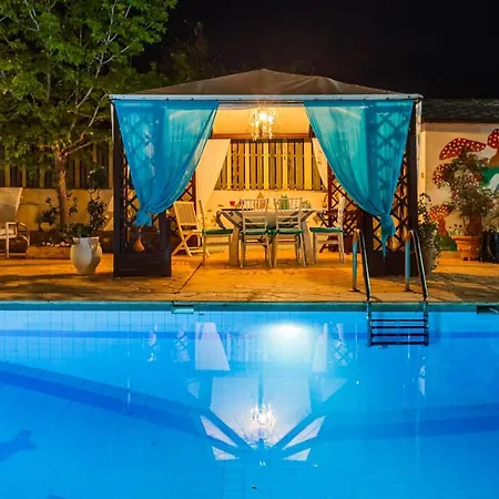 Villa Vlassoula - Beachfront Luxury With Private Pool & Garden Heaven Kyparissia