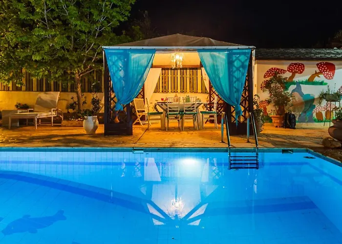 Villa Vlassoula - Beachfront Luxury With Private Pool & Garden Heaven Kyparissia